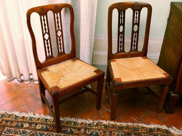 Pair of cherry wood chairs  (Tuscany, second half of the 18th century)  - Auction Furniture and Paintings from the Ancient Fattoria Franceschini, partly from Villa I Pitti - Maison Bibelot - Casa d'Aste Firenze - Milano