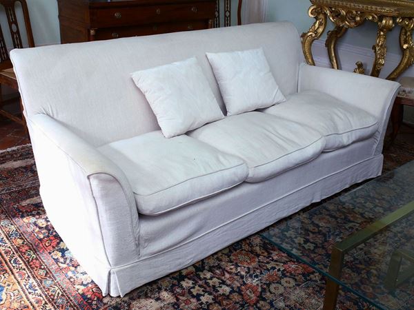 Three-seater sofa upholstered and covered in white yarn
