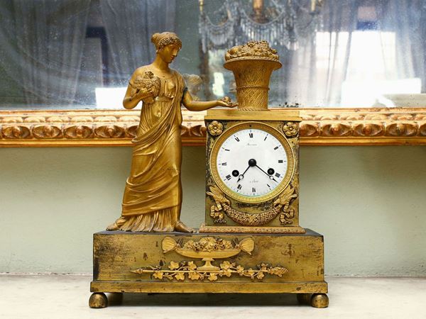 Table clock in gilted bronze