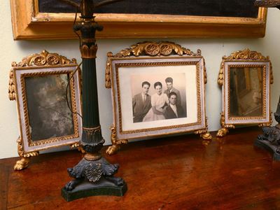 Serie di Tre Cartagloria con Cornici in Legno Laccato Bianco e Dorato