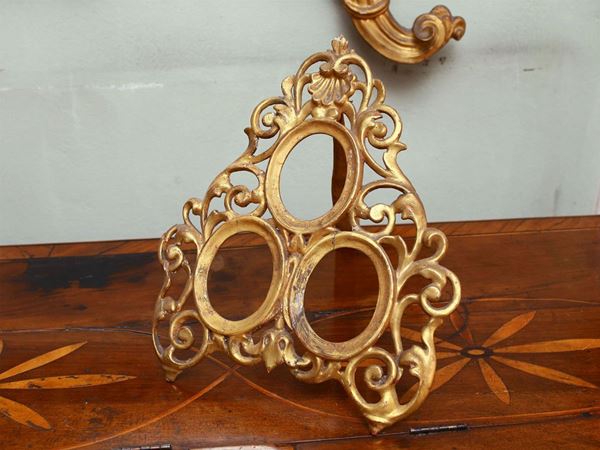 Picture frame in carved giltwood
