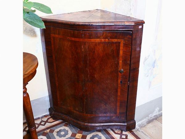 Walnut veneered corner cupboard  (Tuscany, mid-18th century)  - Auction Furniture and Paintings from the Ancient Fattoria Franceschini, partly from Villa I Pitti - Maison Bibelot - Casa d'Aste Firenze - Milano