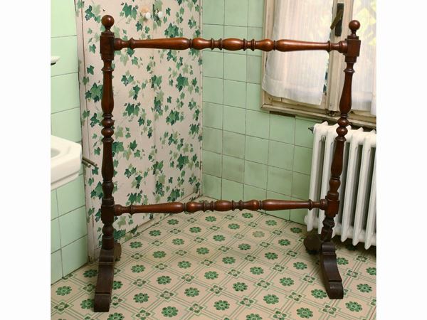 Walnut towel holder  (Tuscany, mid 19th century)  - Auction Furniture and Paintings from the Ancient Fattoria Franceschini, partly from Villa I Pitti - Maison Bibelot - Casa d'Aste Firenze - Milano