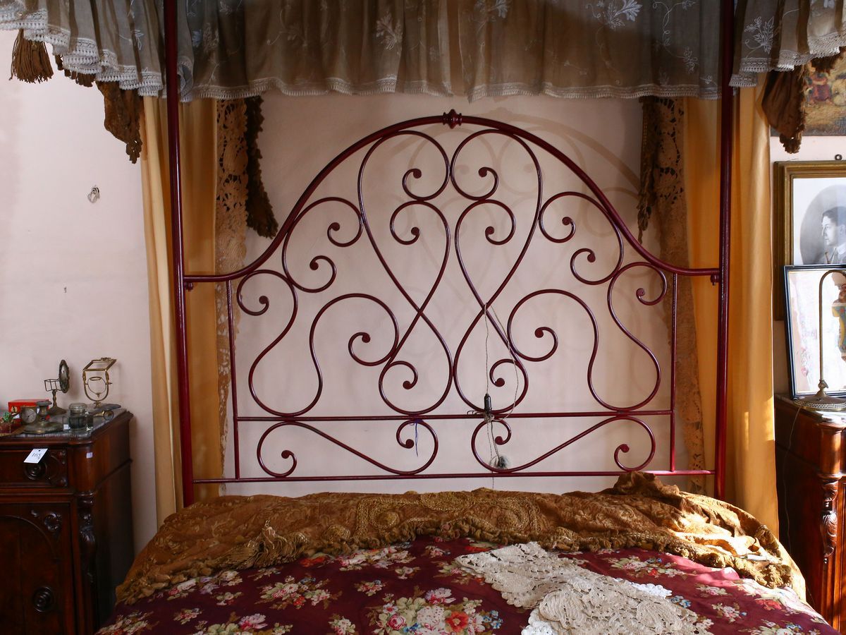 Monumentale Letto a Baldacchino in Ferro Battuto Rosso