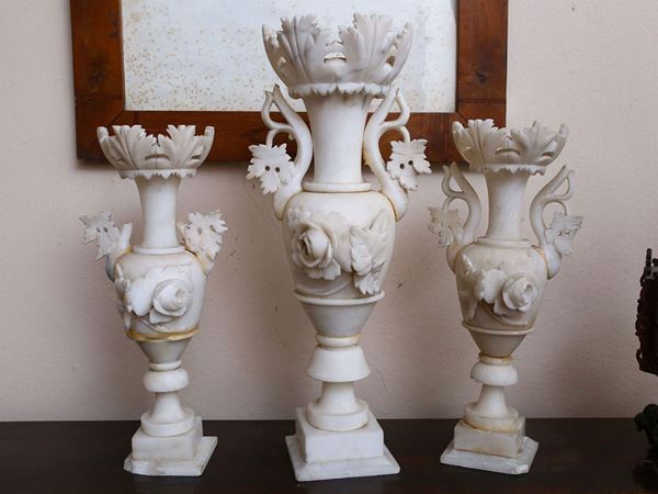 Triptych of alabaster vases  (Tuscany, second half of the 19th century)  - Auction Furniture and Paintings from the Ancient Fattoria Franceschini, partly from Villa I Pitti - Maison Bibelot - Casa d'Aste Firenze - Milano