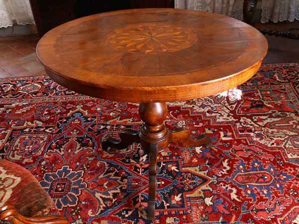 Walnut veneered center table  (Emilia, mid 19th century)  - Auction Furniture and Paintings from the Ancient Fattoria Franceschini, partly from Villa I Pitti - Maison Bibelot - Casa d'Aste Firenze - Milano