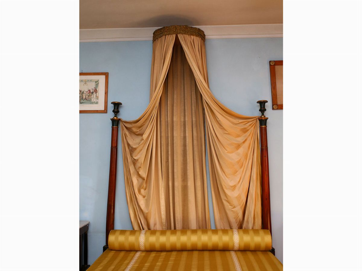Letto a Baldacchino in Noce