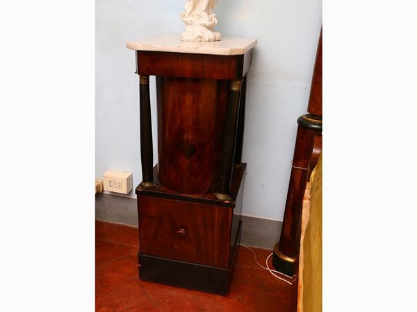 Pair of column bedside tables veneered in walnut feather