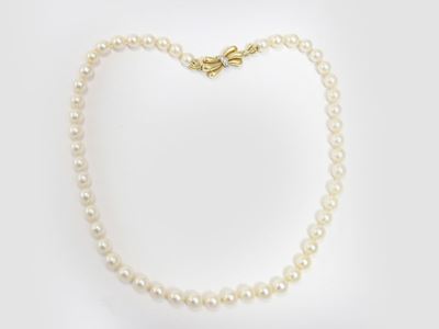 Collana di Perle Coltivate con Fermezza in Oro Giallo e Diamanti