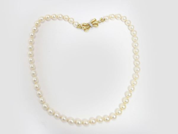 Collana di perle coltivate con fermezza in oro giallo e diamanti