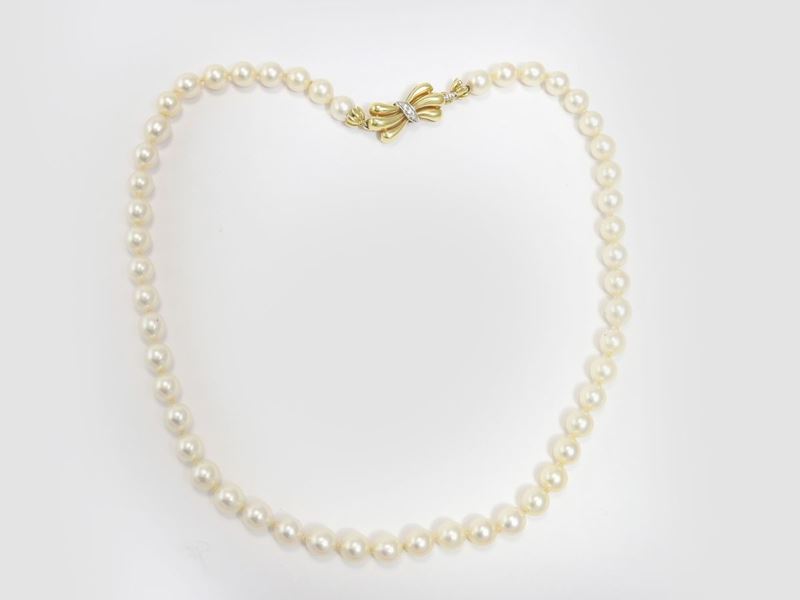 Collana di Perle Coltivate con Fermezza in Oro Giallo e Diamanti