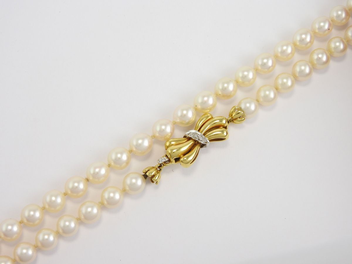 Collana di Perle Coltivate con Fermezza in Oro Giallo e Diamanti