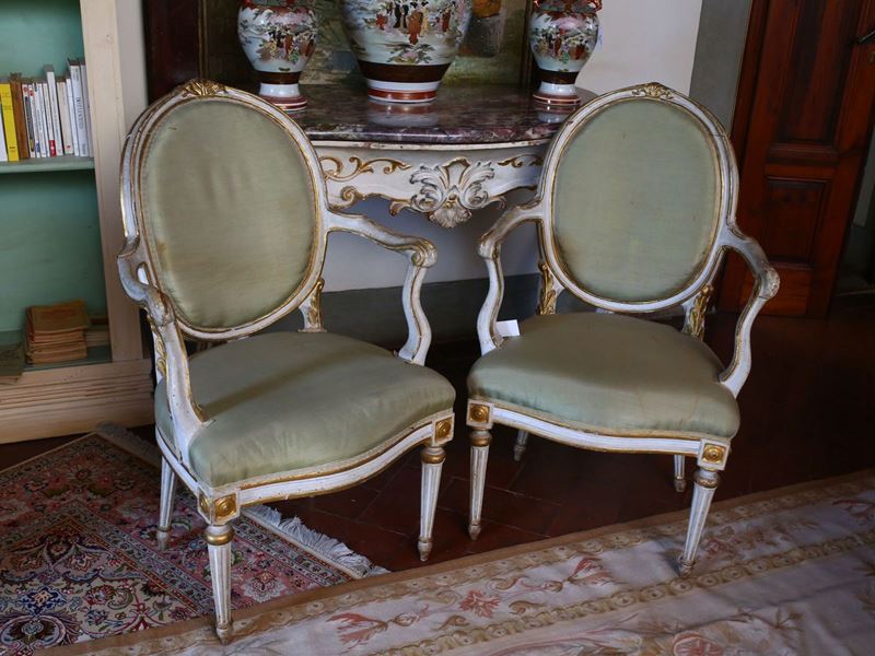 Coppia di Poltroncine in Legno Laccato Bianco e Lumeggiato in Oro