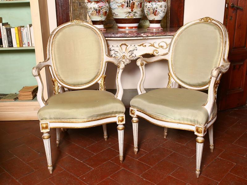 Coppia di Poltroncine in Legno Laccato Bianco e Lumeggiato in Oro