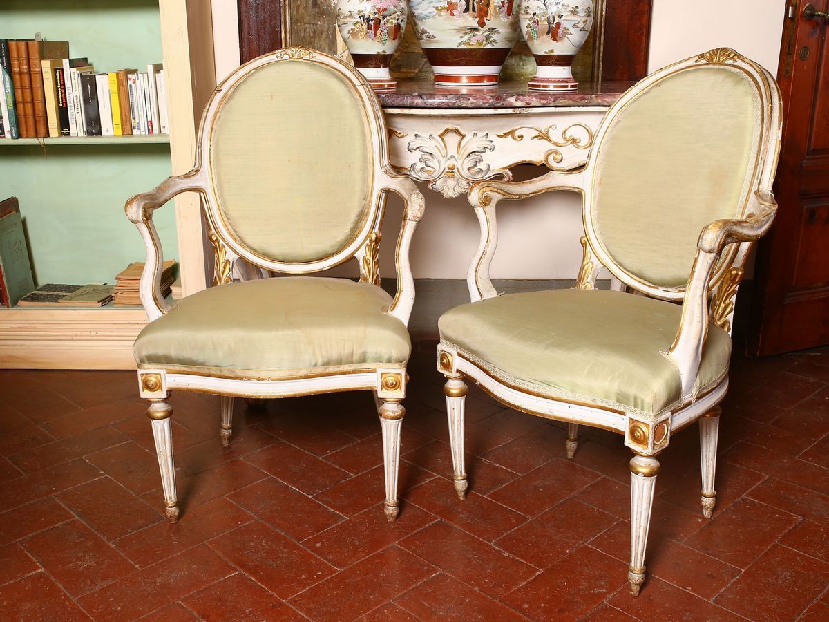 Coppia di Poltroncine in Legno Laccato Bianco e Lumeggiato in Oro