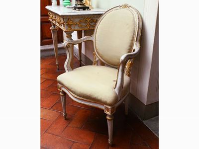 Coppia di Poltroncine in Legno Laccato Bianco e Lumeggiato in Oro