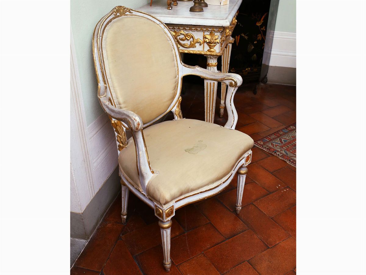 Coppia di Poltroncine in Legno Laccato Bianco e Lumeggiato in Oro