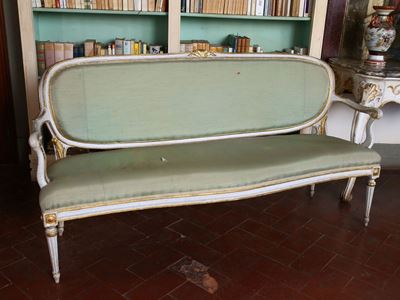 Divano in Legno Laccato Bianco e Lumeggiato in Oro