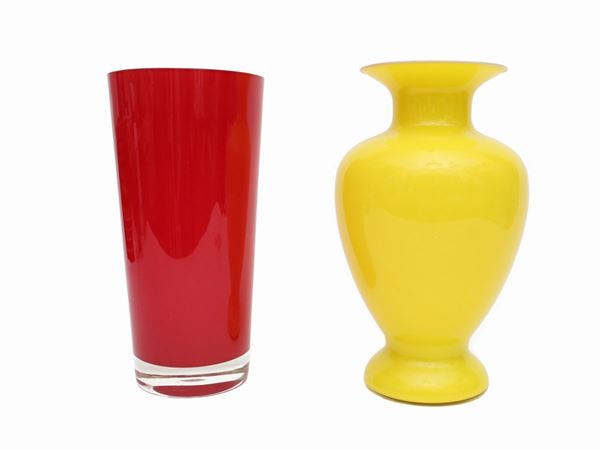 Due vasi in vetro colorato