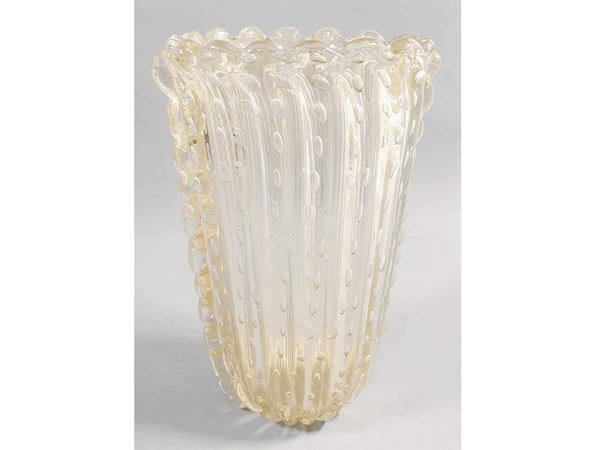 A Toso Murano costolato trasparent glass vase with regular bubbles with a gold leaf decor.