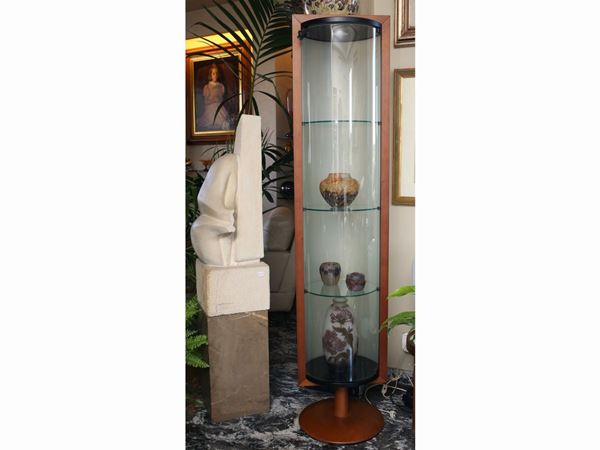 A walnut Saba model revolving display cabinet, Aldo Greco for Cattelan  - Auction The florentine house of a milanese collector: important glasses, objects of art and contemporary art - Maison Bibelot - Casa d'Aste Firenze - Milano