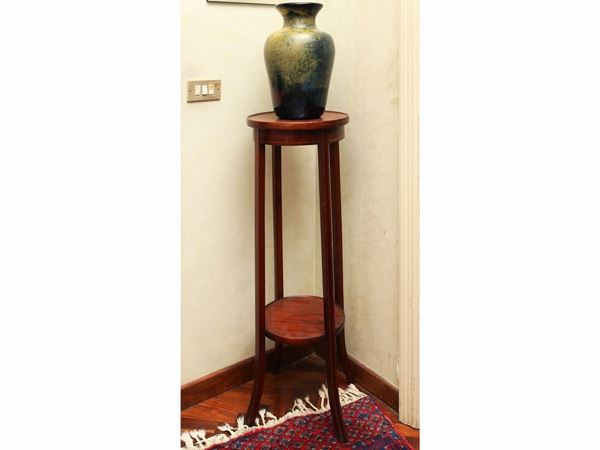 A circular satinwood etagère  - Auction The florentine house of a milanese collector: important glasses, objects of art and contemporary art - Maison Bibelot - Casa d'Aste Firenze - Milano