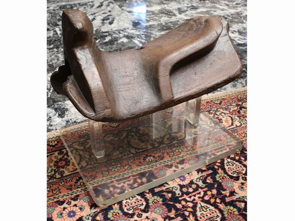 An ancient wooden saddle  - Auction The florentine house of a milanese collector: important glasses, objects of art and contemporary art - Maison Bibelot - Casa d'Aste Firenze - Milano