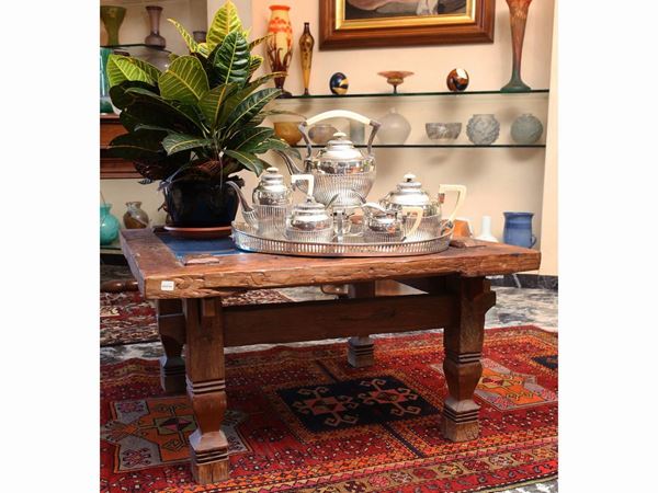 A small walnut table  - Auction The florentine house of a milanese collector: important glasses, objects of art and contemporary art - Maison Bibelot - Casa d'Aste Firenze - Milano