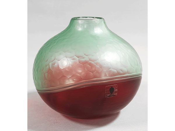 A Battuto red and green glass vase. Signed Venini Carlo Scarpa. Original label
