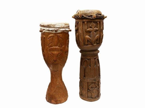 Due grandi tamburi tribali lignei  (artigianato africano)  - Asta Curiosità siciliane e strumenti musicali da Casa D'Agata - Maison Bibelot - Casa d'Aste Firenze - Milano