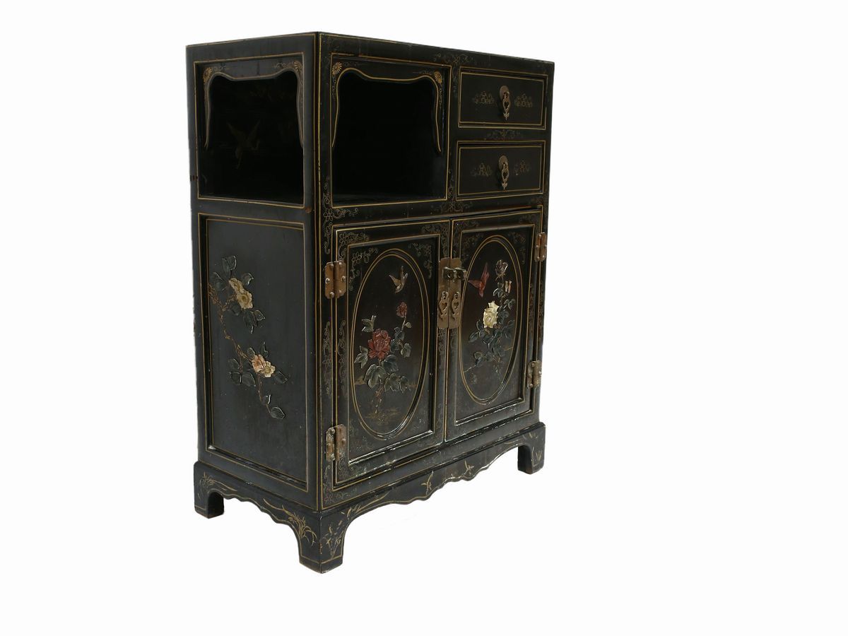 Piccola Credenza in Lacca Nera