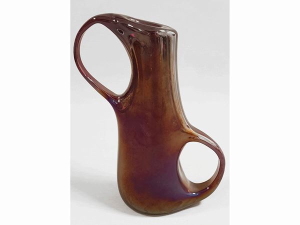 A vase from the series Anse volanti in iridized trasparent red glass with two large side handles
