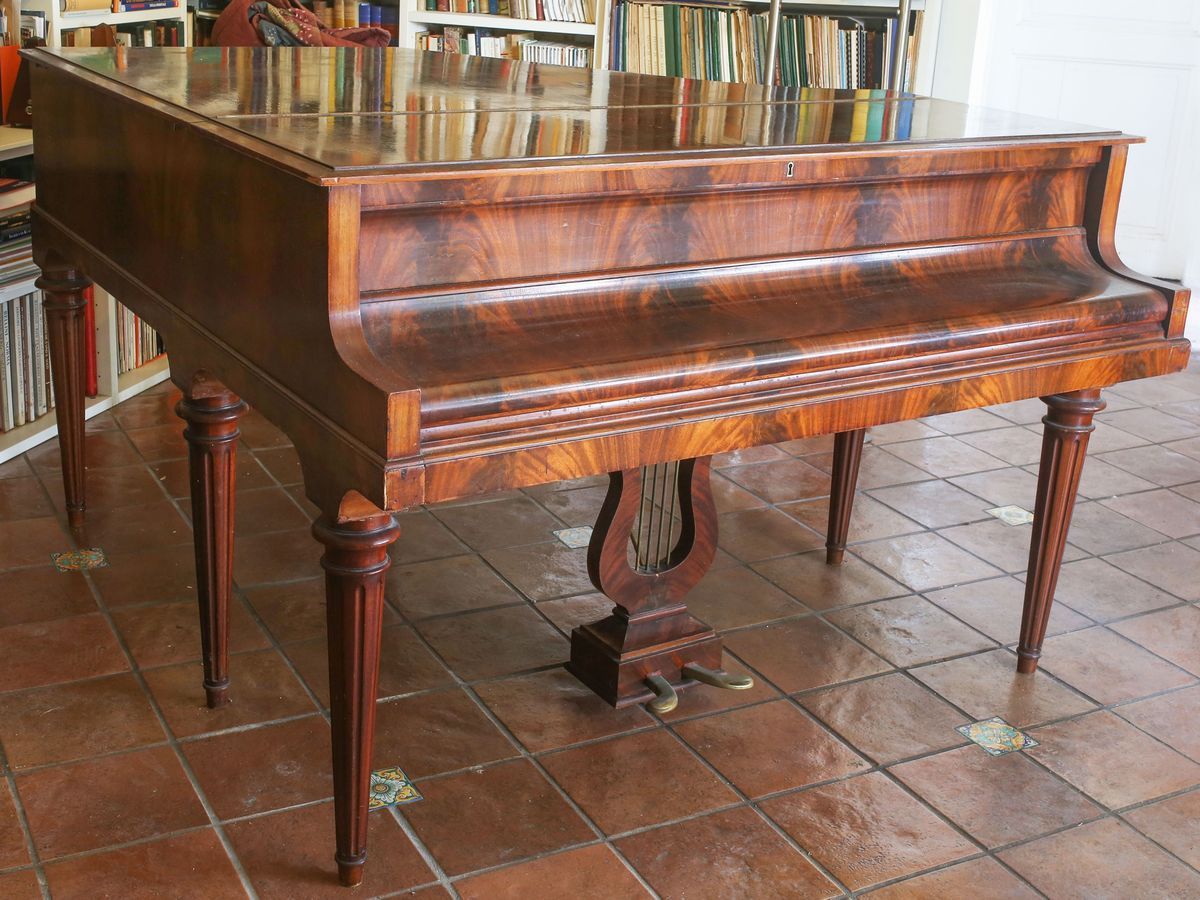 Pianoforte Pleyel a Mezza Coda in Piuma di Mogano