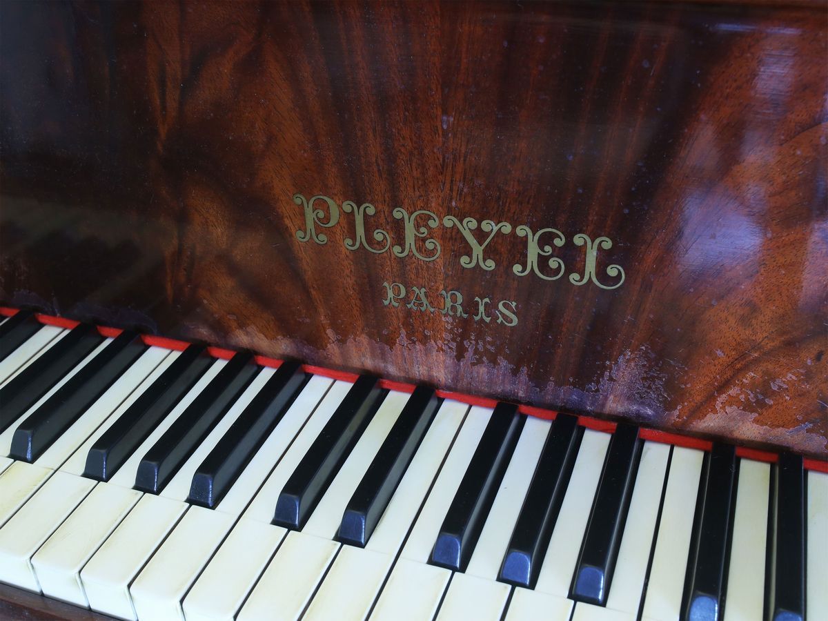 Pianoforte Pleyel a Mezza Coda in Piuma di Mogano