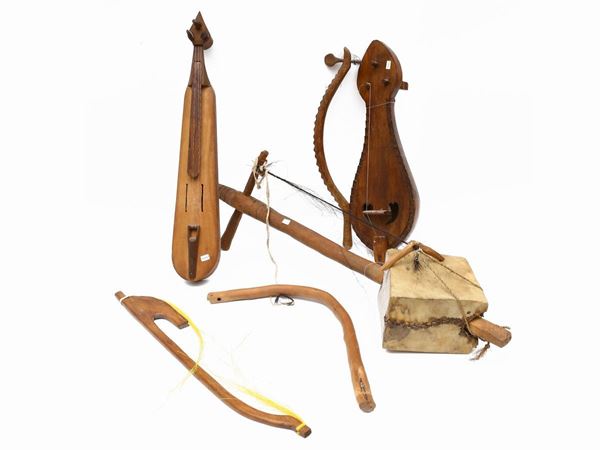 Tre strumenti tribali ad arco