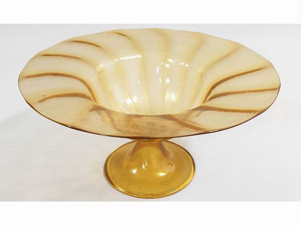 An amber costolato center piece. M.V.M.  (Murano, 1930)  - Auction The florentine house of a milanese collector: important glasses, objects of art and contemporary art - Maison Bibelot - Casa d'Aste Firenze - Milano