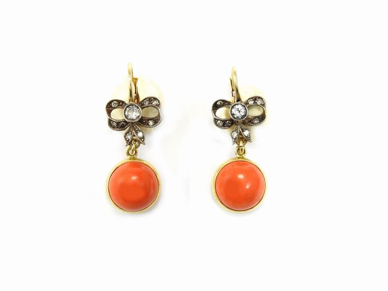 Orecchini in Oro Giallo e Argento con Diamanti e Corallo Rosso Arancio