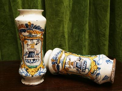 Coppia di Albarelli in Maiolica Policroma