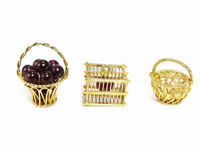 Tre Pendenti "charms" in Oro Giallo con Granati, Microperle e Smalto Rosso