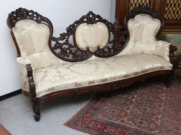 A large walnut sofa  (Tuscany, first half of the 19th century)  - Auction Furniture from Compagni Palace in Florence - Maison Bibelot - Casa d'Aste Firenze - Milano