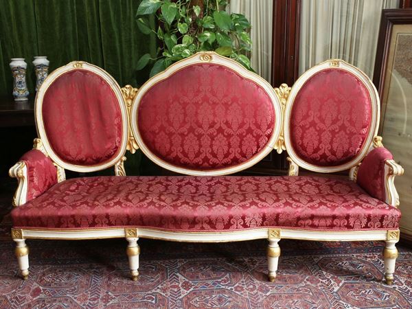 Grande divano in legno intagliato, laccato e dorato