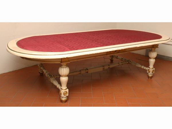 Grande tavolo in legno intagliato, laccato e dorato