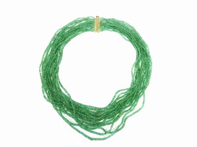 Collana di Quindici Fili di Smeraldi Sfaccettati con Fermezza in Oro Giallo