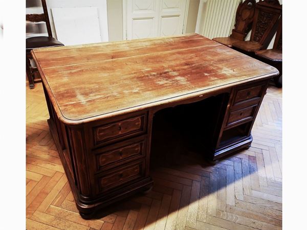 A large walnut desk  (second half of the 19th century)  - Auction Furniture from Compagni Palace in Florence - Maison Bibelot - Casa d'Aste Firenze - Milano