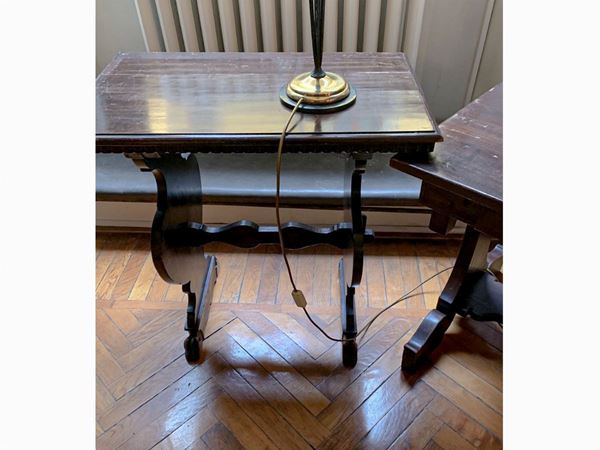 A small walnut table  - Auction Furniture from Compagni Palace in Florence - Maison Bibelot - Casa d'Aste Firenze - Milano