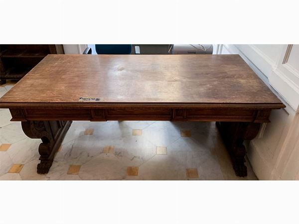A neo-renaissance walnut desk  (first half of the 20th century)  - Auction Furniture from Compagni Palace in Florence - Maison Bibelot - Casa d'Aste Firenze - Milano