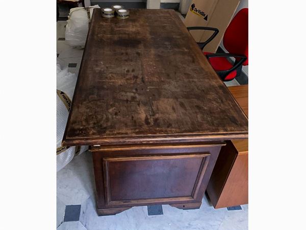 A walnut veneered desk  (first half of the 20th century)  - Auction Furniture from Compagni Palace in Florence - Maison Bibelot - Casa d'Aste Firenze - Milano