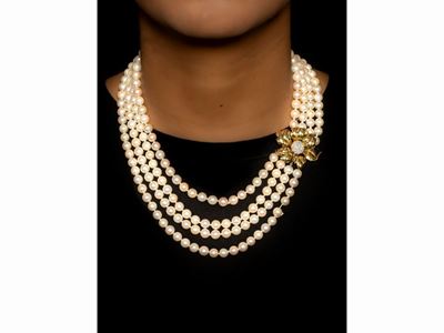 Collana a Quattro Fili di Perle Coltivate con Chiusura in Oro Bianco e Giallo con Diamanti