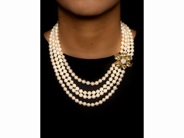 Collana a quattro fili di perle coltivate con chiusura in oro bianco e giallo con diamanti