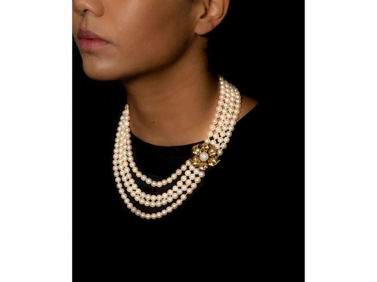 Collana a Quattro Fili di Perle Coltivate con Chiusura in Oro Bianco e Giallo con Diamanti